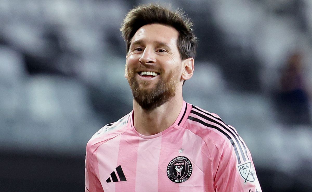 Princess Captain Inter Miami congratulate Lionel Messi after receiving Princess of ...